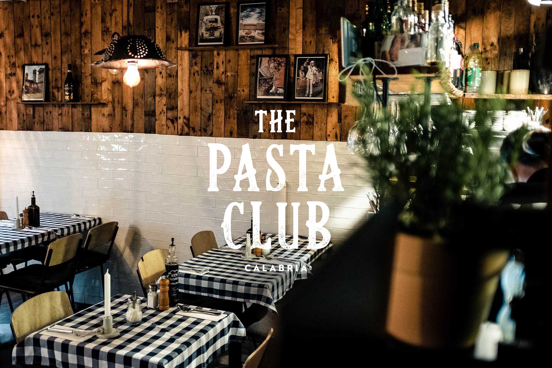 Headerbild des Interieurs des Restaurants The Pasta Club mit sichtbar platziertem Logo. Corporate Design von Philip Waschmann, umfasst Interior Design und Gastronomie Konzept.