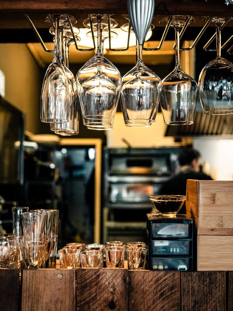 Detailaufnahme von Gläsern an der Bar des Restaurants The Pasta Club in Hamburg. Corporate Design von Philip Waschmann.