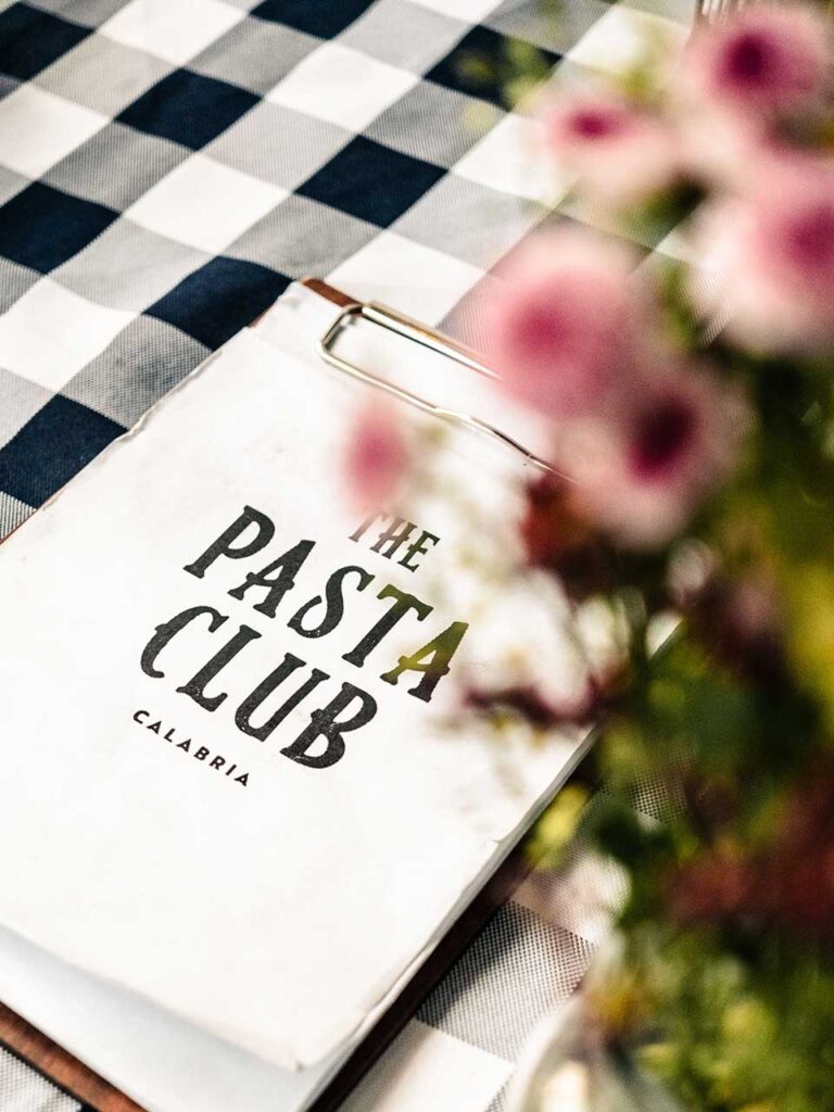 Detailaufnahme der Speisekarte des Restaurants The Pasta Club in Hamburg auf einem Tisch. Corporate Design von Philip Waschmann.