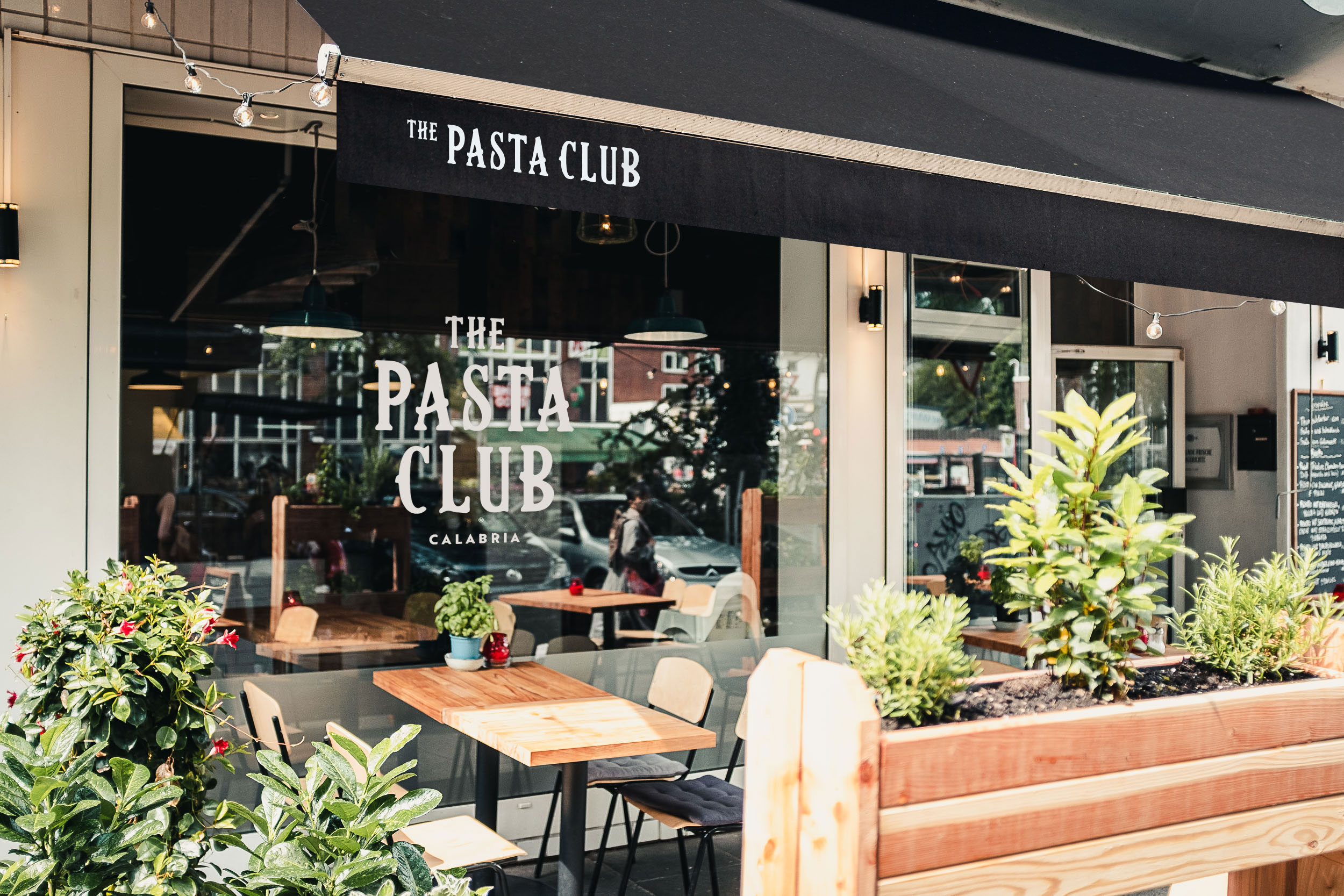 Terrasse des Restaurants The Pasta Club in Hamburg. Corporate Design von Philip Waschmann.